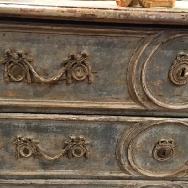 Commode peinte d’Aix en Provence d’époque Louis XVI ouvrant sur 3 tiroirs