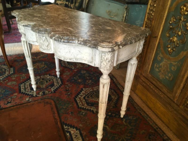 Console galbée sur 3 côtés d’époque 18 ème ( marbre des Ardennes ) )