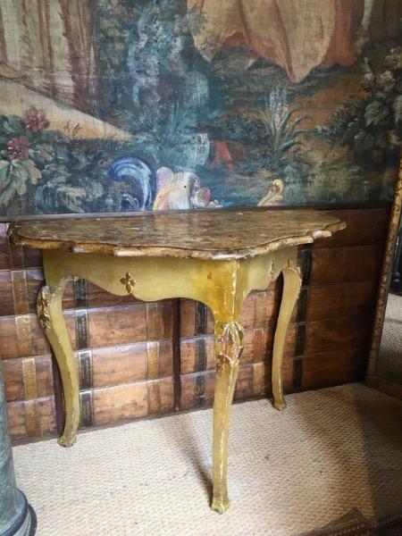 Console italienne en bois peint , plateau faux-marbre. XVIII ème