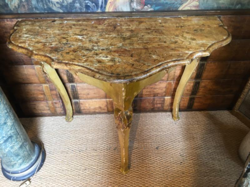 Console italienne en bois peint , plateau faux-marbre. XVIII ème