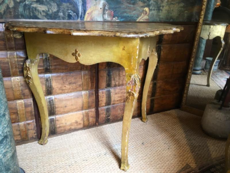 Console italienne en bois peint , plateau faux-marbre. XVIII ème