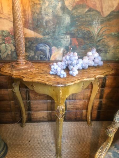 Console italienne en bois peint , plateau faux-marbre. XVIII ème