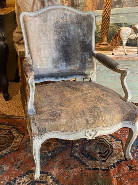 Fauteuil provençal peint d’époque XVIII ème recouvert d’une toile de lin 18 ème ( très poétique )