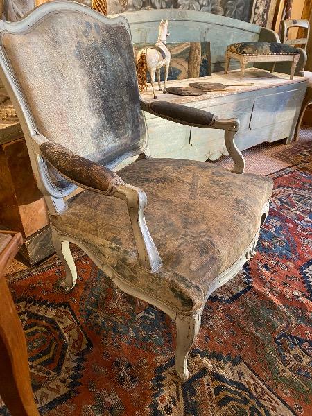 Fauteuil provençal peint d’époque XVIII ème recouvert d’une toile de lin 18 ème ( très poétique )