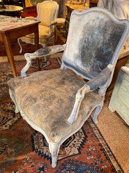 Fauteuil provençal peint d’époque XVIII ème recouvert d’une toile de lin 18 ème ( très poétique )