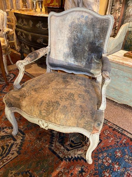 Fauteuil provençal peint d’époque XVIII ème recouvert d’une toile de lin 18 ème ( très poétique )