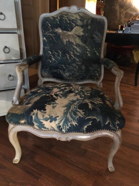 Fauteuil XVIII ème d’époque Louis XV recouvert d’une tapisserie 18 ème