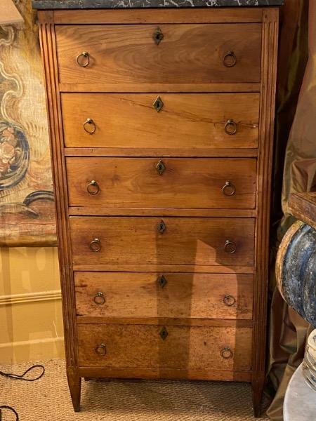 Rare meuble d’époque directoire en noyer ouvrant sur 6 tiroirs en façade