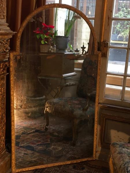 Miroir de boiserie début XVIII avec baguette bérain miroir et plancher d’origine