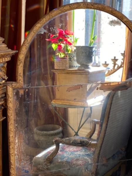 Miroir de boiserie début XVIII avec baguette bérain miroir et plancher d’origine