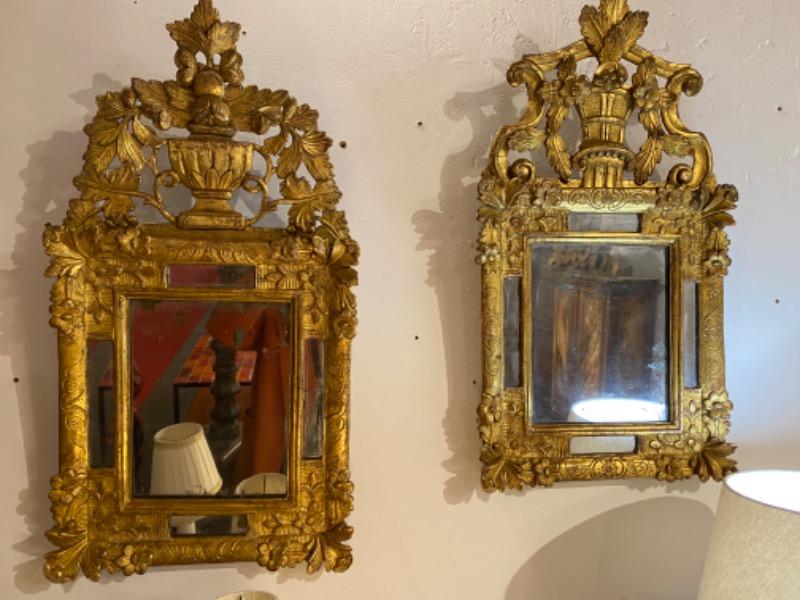 Miroir en bois doré à parcloses et fronton XVIII ème