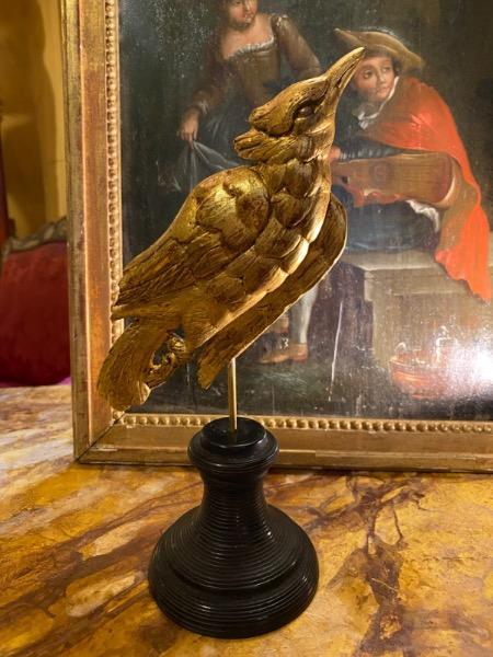 Oiseau en bois sculpté et doré 18 ème sur socle plus tardif