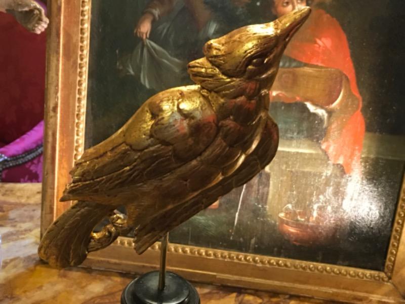 Oiseau en bois sculpté et doré 18 ème sur socle plus tardif