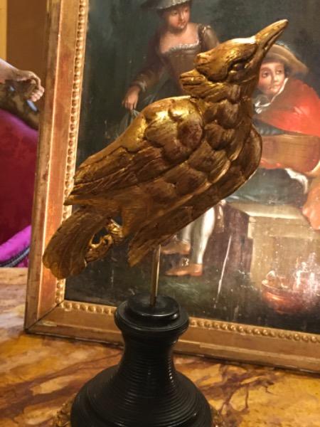 Oiseau en bois sculpté et doré 18 ème sur socle plus tardif