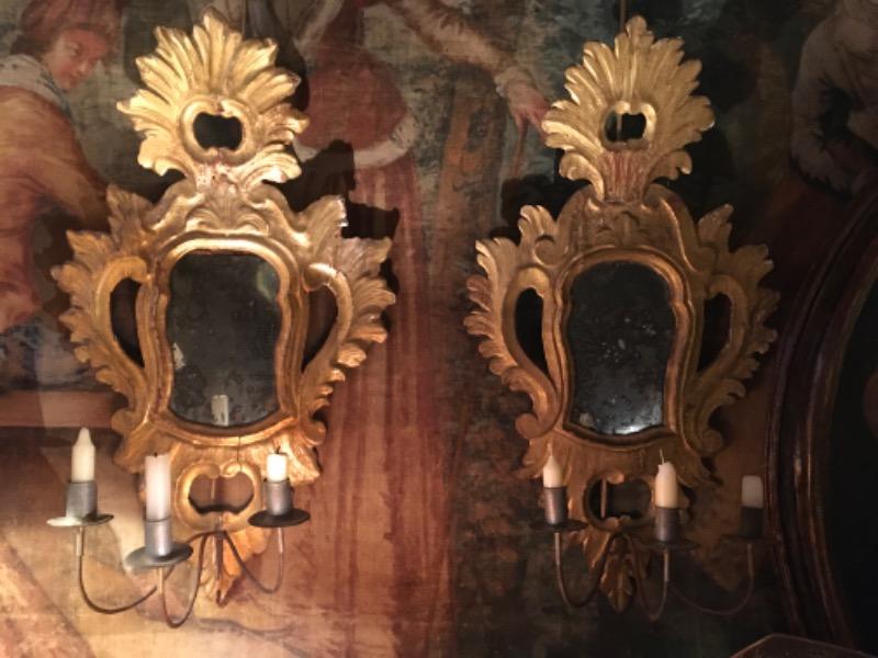 Paire de miroirs vénitiens en bois doré d’epoque 18 ème avec 3 bras de lumière en métal