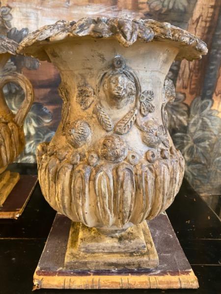 Paire de vases en terre cuite restaurés (Italie XVIII ème )