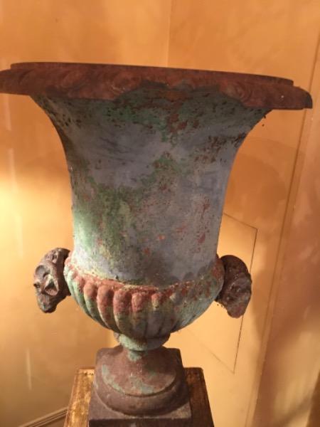 Paire de vases médicis à godrons et têtes de bélier XIX ème ( manques sur les cols )