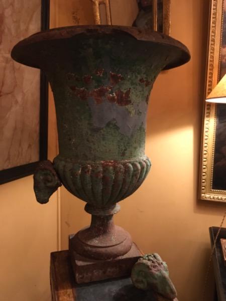 Paire de vases médicis à godrons et têtes de bélier XIX ème ( manques sur les cols )