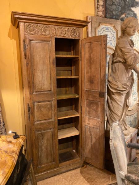 Petite armoire XVIII ème en chêne à 2 portes et 5 étagères