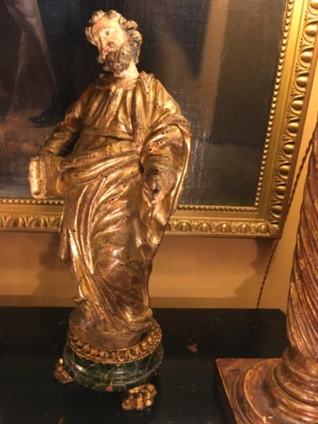 Statue d’un évangéliste en bois doré d’époque XVIII ème siècle