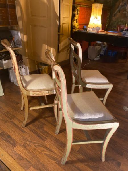 Suite de 3 chaises peintes d’époque directoire avec leur patine et décor d’origine 