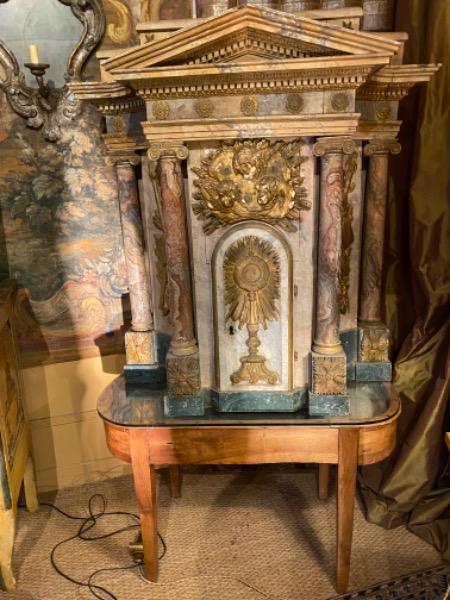 Tabernacle en bois doré, sculpté et peint d’époque XVIII ème ( très belle architecture)