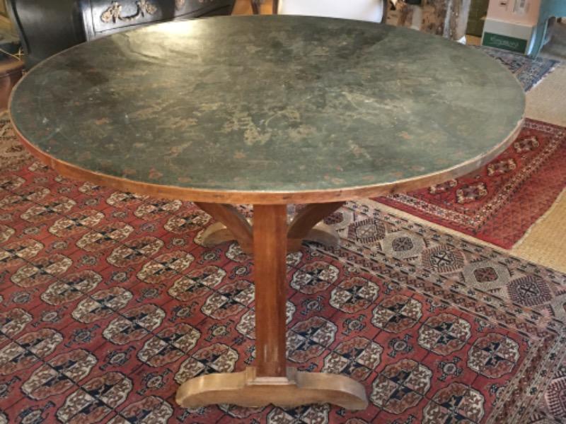 Table vigneronne ronde XIX ème ( piètement en noyer et toile d’origine sur le plateau à décor chinois )