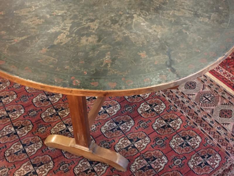 Table vigneronne ronde XIX ème ( piètement en noyer et toile d’origine sur le plateau à décor chinois )