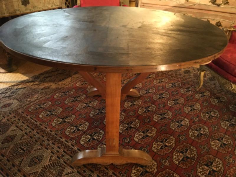 Table vigneronne ronde XIX ème ( piètement en noyer et toile d’origine sur le plateau à décor chinois )