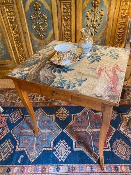 Table volante d’époque 18 ème en noyer plateau recouvert d’une tapisserie 18 ème estampillée Vassou