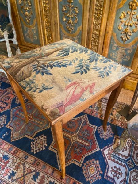 Table volante d’époque 18 ème en noyer plateau recouvert d’une tapisserie 18 ème estampillée Vassou