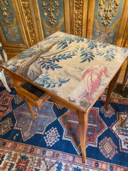 Table volante d’époque 18 ème en noyer plateau recouvert d’une tapisserie 18 ème estampillée Vassou