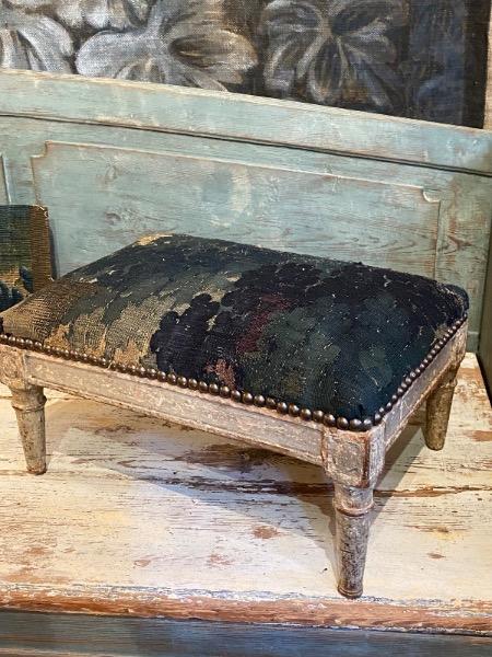 Tabouret de pied d’époque Louis XVI patine d’origine recouvert d’une tapisserie 18 ème