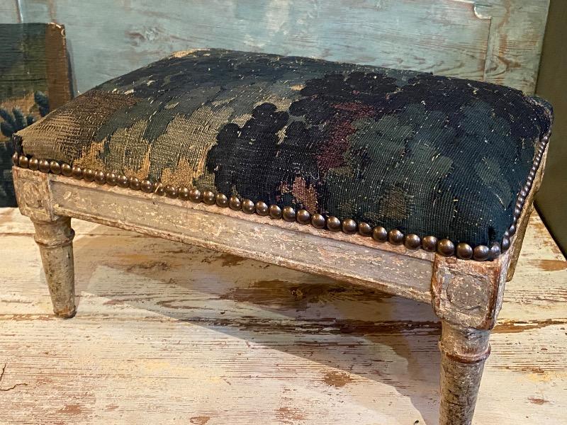 Tabouret de pied d’époque Louis XVI patine d’origine recouvert d’une tapisserie 18 ème