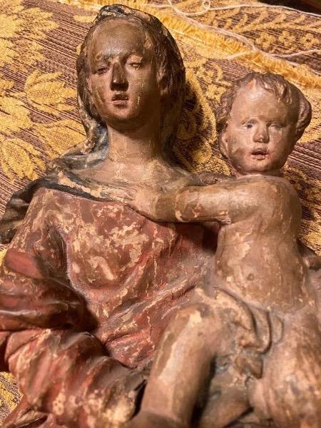 Vierge à l’enfant en bois sculpté polychrome d’époque XVIII ème