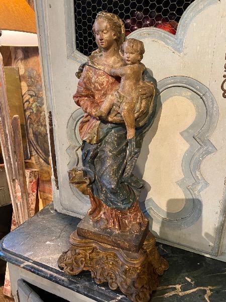 Vierge à l’enfant en bois sculpté polychrome d’époque XVIII ème